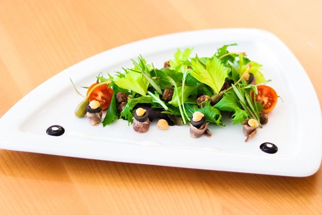 Frischer Salat mit Sardellen und verschiedenen Kräutern