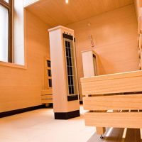 Einblick aus der Infrarotkabine des Saunabereichs der Römertherme Baden