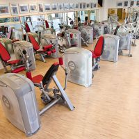 Trainingsraum mit Fitnessgeräten im Fitnesscenter der Römertherme Baden